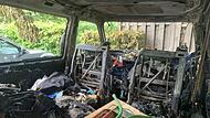Dieser in Coburg geparkte VW Bus wurde bei einem Brandanschlag völlig zerstört.