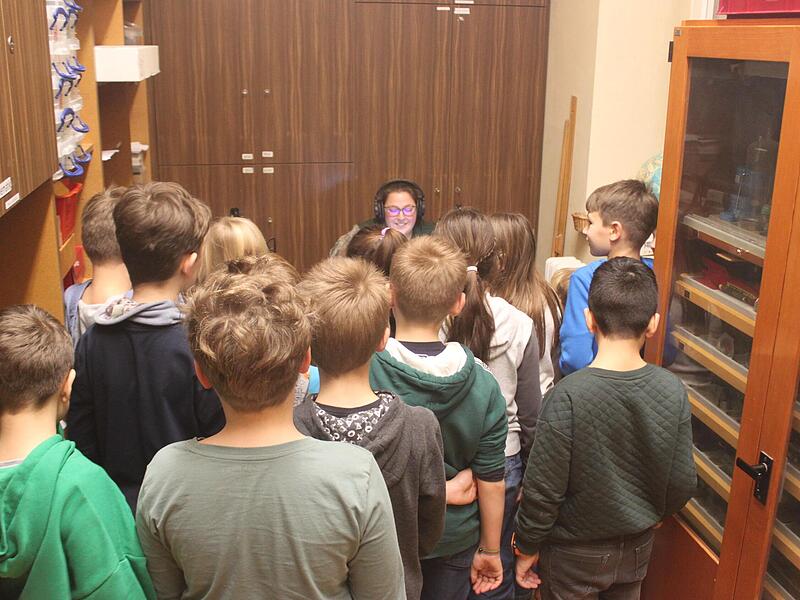 Großer Andrang: Die Klasse 4a der Domschule in Bamberg macht gemeinsam mit Volontären des FT einen Podcast.