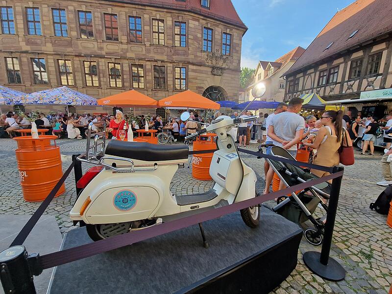 Festa Italica: Eine Vespa als Dekoration sorgte f&uuml;r italienisches Lebensgef&uuml;hl auf dem Rathausplatz.
