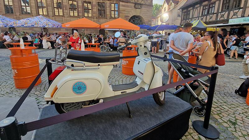 Festa Italica: Eine Vespa als Dekoration sorgte f&uuml;r italienisches Lebensgef&uuml;hl auf dem Rathausplatz.