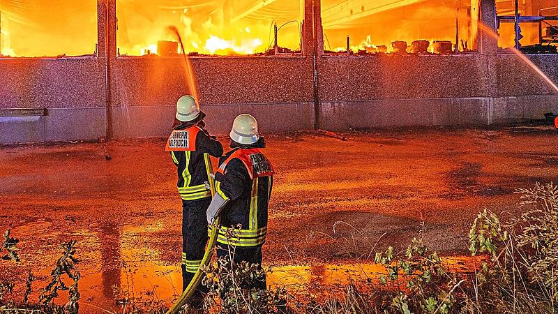 Eine Lagerhalle ist in der Nacht auf Mittwoch niedergebrannt.Ferdinand Merzbach/News5
