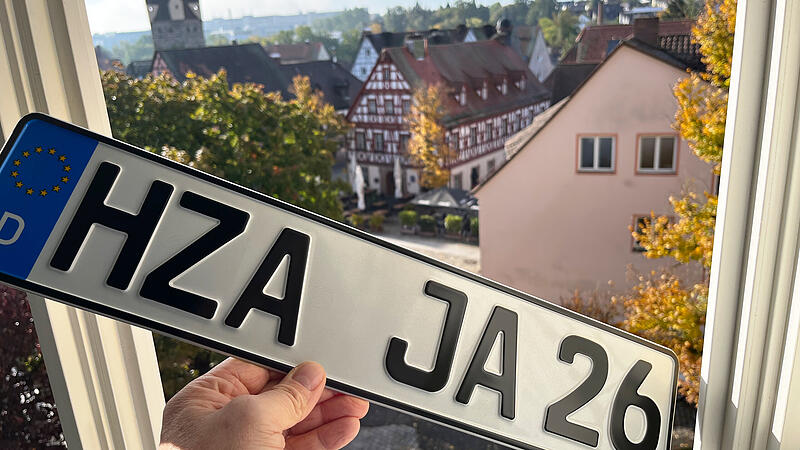 Herzogenaurachs B&uuml;rgermeister German Hacker hat schon einmal ein Exemplar eines HZA-Nummernschilds von Prof. Ralf Bochert zugeschickt bekommen.