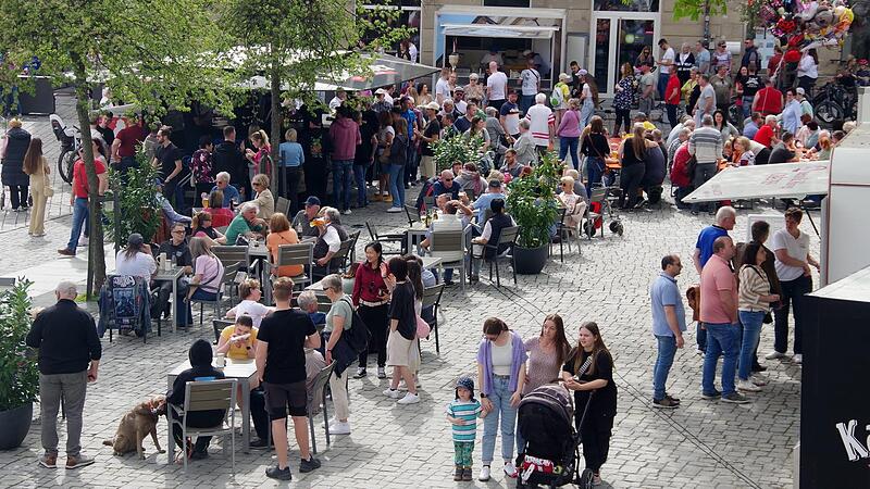 Das Frühlings-Shopping lädt die Kronacher und Gäste zum Bummeln und Genießen ein. Das Frühlings-Shopping lädt die Kronacher und Gäste zum Bummeln und Genießen ein.
