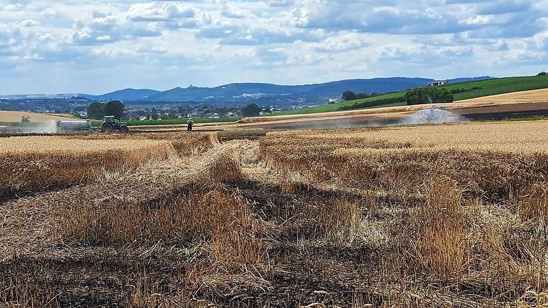 Beim Brand großer landwirtschaftlicher Flächen bei Lettenreuth am 13. Juli arbeiteten Feuerwehrleute und Landwirte zusammen.