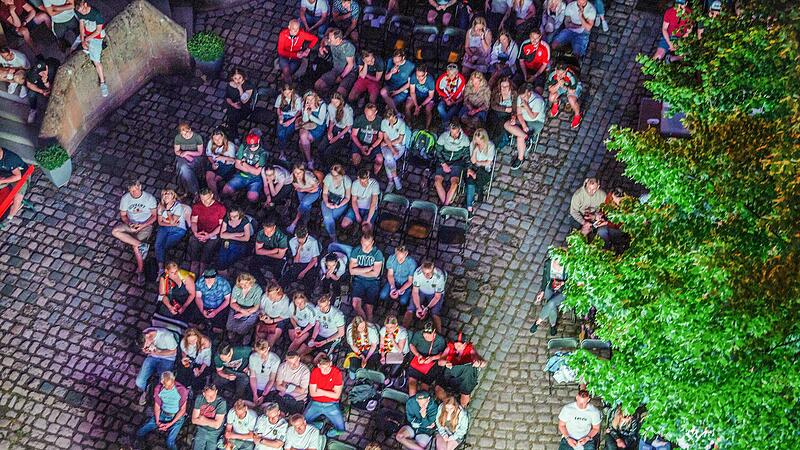 Stuhlreihen wie am Dienstag darf es nicht mehr geben, im Biergarten m&uuml;ssen jetzt auch Biertischgarnituren benutzt werden.