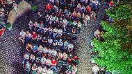 Stuhlreihen wie am Dienstag darf es nicht mehr geben, im Biergarten müssen jetzt auch Biertischgarnituren benutzt werden.