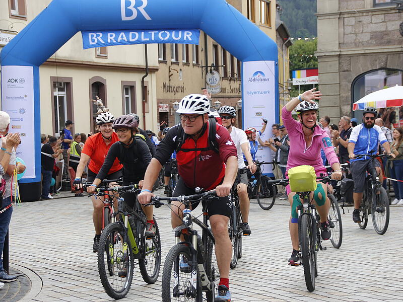 Zieleinfahrt der BR-Radltour 2025 in Hammelburg am MarktplatzZieleinfahrt der BR-Radltour 2025 in Hammelburg am Marktplatz
