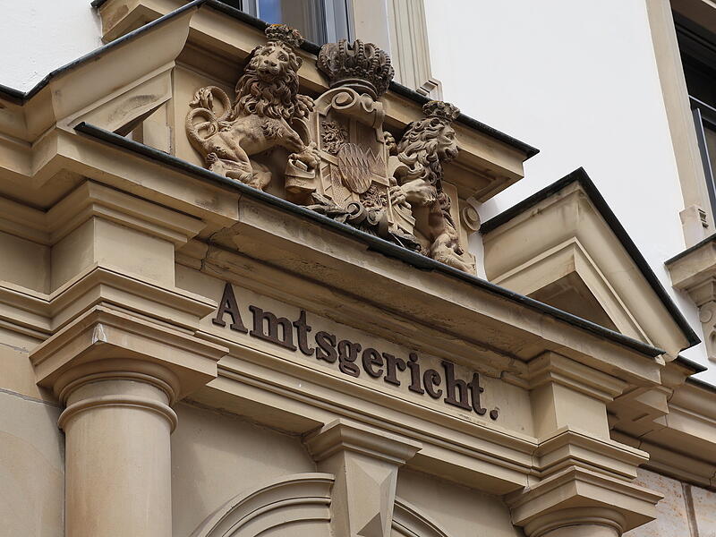 Amtsgericht Forchheim: Vier Männer auf der AnklagebankForchheim & Fränkische Schweiz Vier Männer saßen im Forchheimer Amtsgericht auf der Anklagebank. Sie sollen zwei Bekannte nach einer Autopanne attackiert haben.