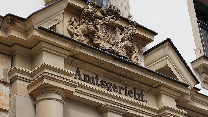 Vier M&auml;nner sa&szlig;en im Forchheimer Amtsgericht auf der Anklagebank. Sie sollen zwei Bekannte nach einer Autopanne attackiert haben.