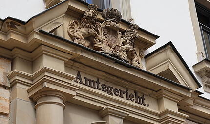 Vier M&auml;nner sa&szlig;en im Forchheimer Amtsgericht auf der Anklagebank. Sie sollen zwei Bekannte nach einer Autopanne attackiert haben.