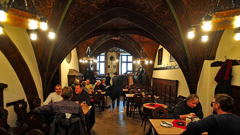 Schlenkerla-Wirt Matthias Trum will seine G&auml;ste mit der Ank&uuml;ndigung einer Strafe bei nicht wahrgenommenen Reservierungen f&uuml;r die Schwierigkeiten der Gastronomen sensibilisieren.