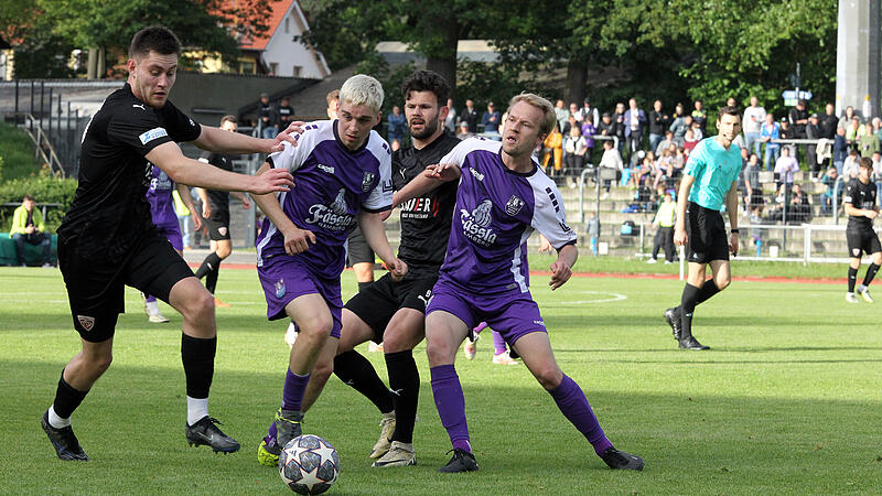 Relegation in Bamberg: FC Eintracht gegen TSV Buchbach in der Kritik Die Bamberger Philipp Hack (Mitte) und Marc Reischmann (rechts) feierten gemeinsam mit Buchbach den Klassenerhalt. Konkurrent Eichstätt hat das Nachsehen und kritisiert den Ablauf des letzten Relegationsspiels.