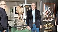 Volker Weinhold, Museumsleiter Carsten Ritzau und Sebastian Köpcke (von links) lenken den Blick der Besucherinnen und Besucher des Naturkunde-Museums Coburg in Richtung Steiermark.
