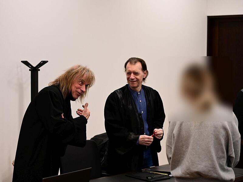 Die Angeklagte bespricht sich mit ihren N&uuml;rnberger Verteidigern Sven Markuske (l.) und Manfred Neder.