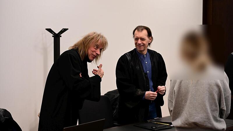 Die Angeklagte bespricht sich mit ihren Nürnberger Verteidigern Sven Markuske (l.) und Manfred Neder. Die Angeklagte bespricht sich mit ihren Nürnberger Verteidigern Sven Markuske (l.) und Manfred Neder.