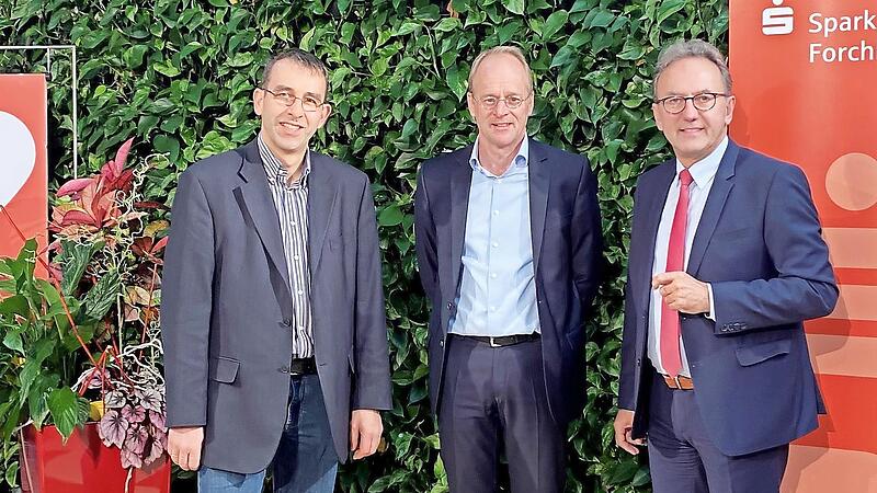 Schulrat Markus Hahn (von links), Prof. Klaus Zierer und Sparkassenchef Ewald Maier