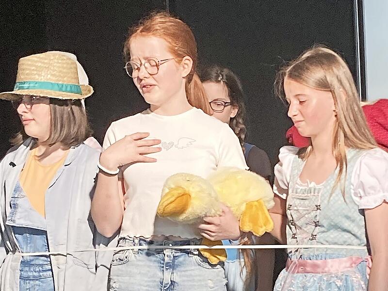 Die durch die goldene Gans verbundene Gruppe singt den Bremer Stadtmusikanten ein Liebeslied.