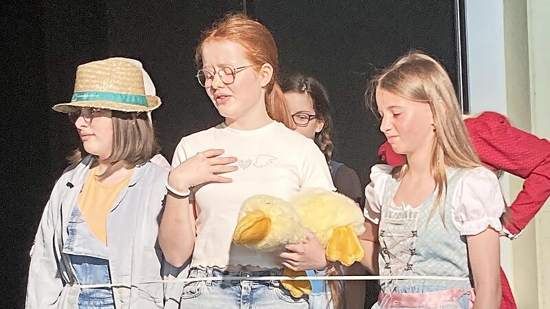 Die durch die goldene Gans verbundene Gruppe singt den Bremer Stadtmusikanten ein Liebeslied. Die durch die goldene Gans verbundene Gruppe singt den Bremer Stadtmusikanten ein Liebeslied.