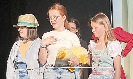 Die durch die goldene Gans verbundene Gruppe singt den Bremer Stadtmusikanten ein Liebeslied.