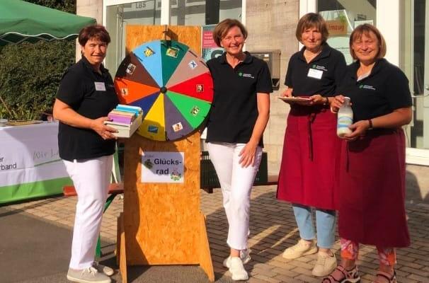 Stellvertretende Kreisbäuerin Helene Greubel (von links), Anita Hoffmann, Jutta Schneider und Kreisbäuerin Edeltraud Häusler an ihrem Stand beim Kinderstadtmarkt