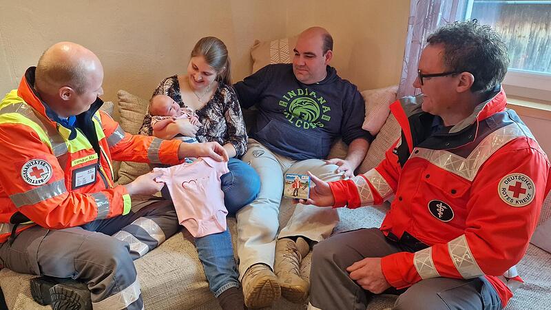 Manuel Vorndran (links) und Andr&eacute; Schmidt waren bei der Geburt der kleinen Rosa als Helfer vor Ort im Einsatz. Mit im Bild die Eltern Vanessa Joselew und Stefan Lieb