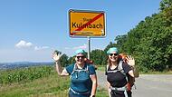 Sandra Zeitler (links) und Christine Fischer machen sich auf den Weg: Innerhalb von neun Tagen wollen sie knapp 200 Kilometer in der Lüneburger Heide zurücklegen.