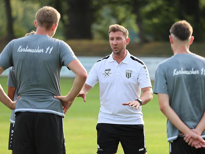Wird den FC Sand auch in der kommenden Saison betreuen: Maximilian Zang (Mitte)Jahresrückblick Landkreis Haßberge 2024 Wird den FC Sand auch in der kommenden Saison betreuen: Maximilian Zang (Mitte)