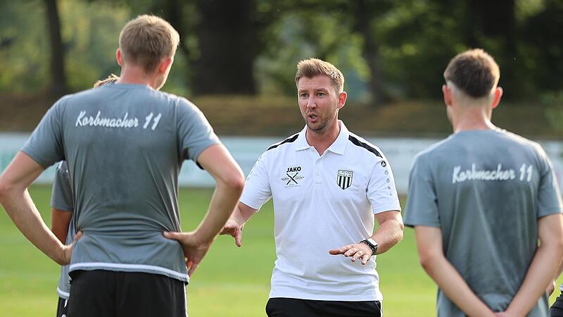 Wird den FC Sand auch in der kommenden Saison betreuen: Maximilian Zang (Mitte)