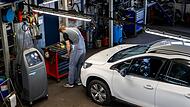 Auto steht in einer Werkstatt