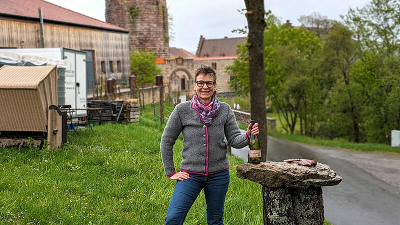 Ulrike Lange steht an dem Platz, an dem das "Weinhäusle" entstehen soll.