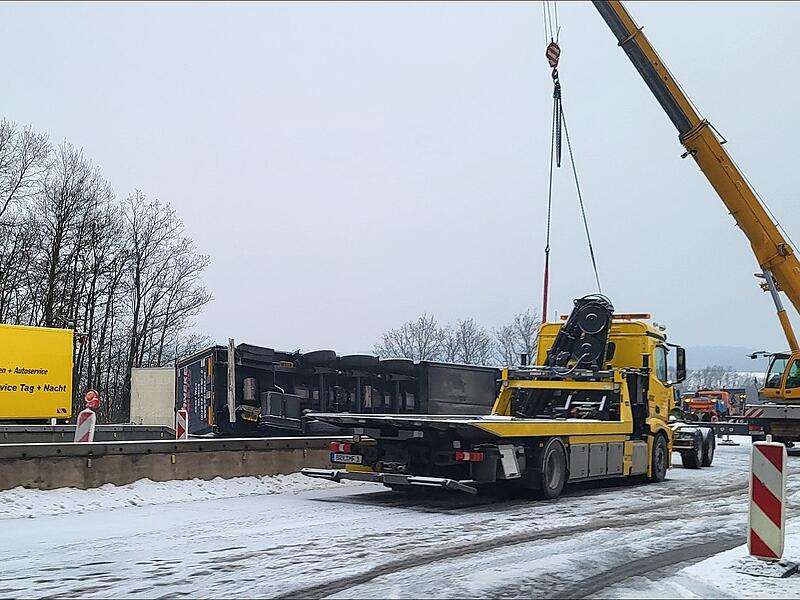 Der umgekippte Lastwagen auf der Autobahn