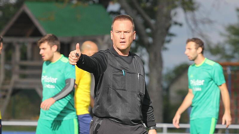 Gewählt von den Versammelten: Andreas Oppelt ist der neue Gruppenobmann der Bamberger Schiedsrichter und löst damit Amtsinhaber Günther Reitzner ab. Gewählt von den Versammelten: Andreas Oppelt ist der neue Gruppenobmann der Bamberger Schiedsrichter und löst damit Amtsinhaber Günther Reitzner ab.