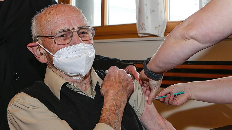 Johann Distler bleibt entspannt, als er zum ersten Mal gegen das Corona-Virus geimpft wird.Forchheim & Fränkische Schweiz