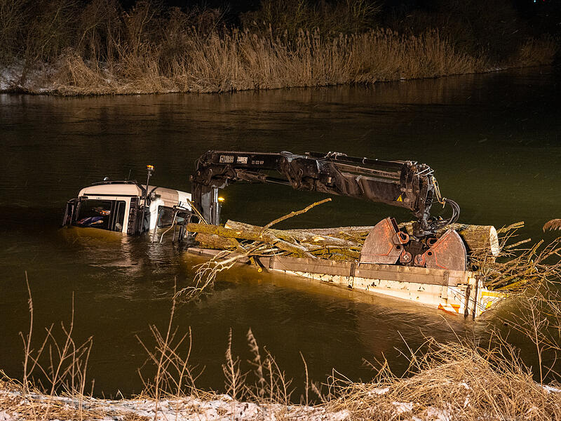 Lkw versinkt in Fluss - Großeinsatz wegen BergungGroße Bergungsaktion: Lkw versinkt in Fluss Lkw versinkt in Fluss - Großeinsatz wegen BergungGroße Bergungsaktion: Lkw versinkt in Fluss