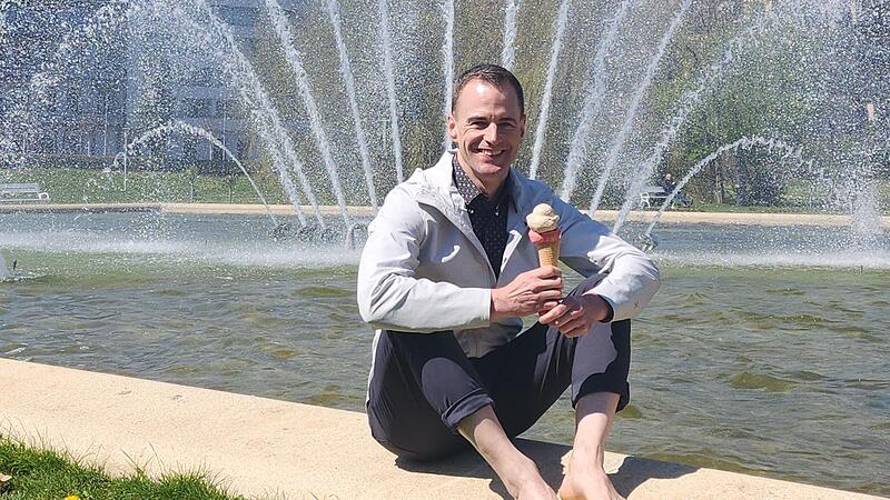 Alexander Steinbeis, Intendant des Kissinger Sommers, hat noch ein bisschen Zeit für „La Dolce Vita“ und genießt ein Eis am Multimediabrunnen im Bad Kissinger Rostengarten. Am 16. Juni 2023 beginnt das Klassikfestival unter dem Motto „Das süße Leb... Alexander Steinbeis, Intendant des Kissinger Sommers, hat noch ein bisschen Zeit für „La Dolce Vita“ und genießt ein Eis am Multimediabrunnen im Bad Kissinger Rostengarten. Am 16. Juni 2023 beginnt das Klassikfestival unter dem Motto „Das süße Leb...
