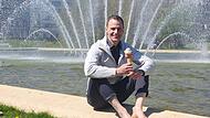 Alexander Steinbeis, Intendant des Kissinger Sommers, hat noch ein bisschen Zeit f&uuml;r &bdquo;La Dolce Vita&ldquo; und genie&szlig;t ein Eis am Multimediabrunnen im Bad Kissinger Rostengarten. Am 16. Juni 2023 beginnt das Klassikfestival unter dem Motto &bdquo;Das s&uuml;&szlig;e Leb...