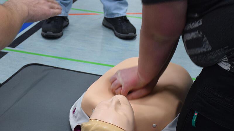 So ist es richtig: H&auml;nde aufeinander und den Brustkorb circa f&uuml;nf Zentimeter eindr&uuml;cken.