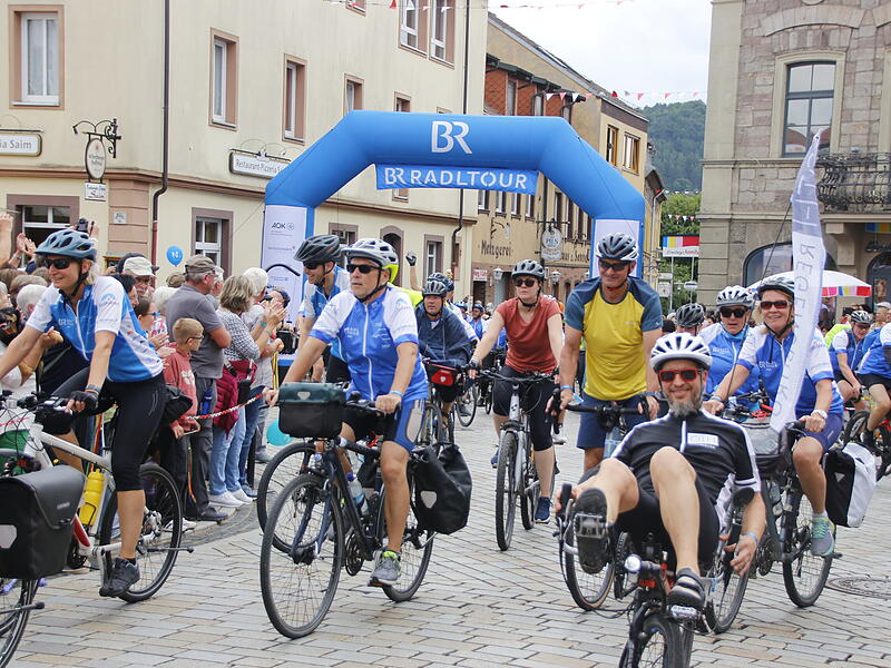 Zieleinfahrt der BR-Radltour 2025 in Hammelburg am MarktplatzZieleinfahrt der BR-Radltour 2025 in Hammelburg am Marktplatz