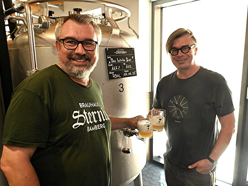 Uwe Steinmetz und Jaroslav Rudiš kosten die ersten Schlucke von „Das letzte Bier“.Christopher Street Day 2025 in Bamberg