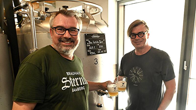 Uwe Steinmetz und Jaroslav Rudi&scaron; kosten die ersten Schlucke von &bdquo;Das letzte Bier&ldquo;.Christopher Street Day 2025 in Bamberg