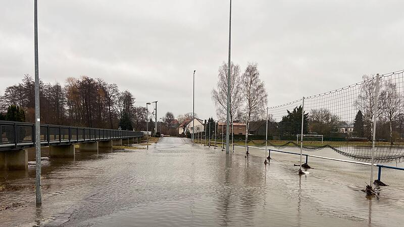 Beginnender Dauerregen: Erste Straßen bereits überschwemmt