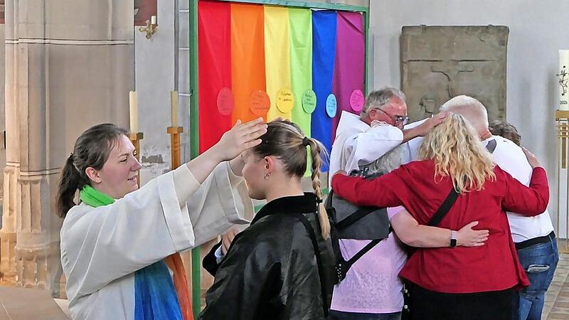 Ob einzeln oder in der Gruppe, die Gottesdienstbesucher ließen sich persönlich segnen.