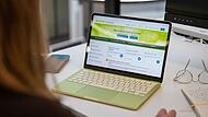 Eine Frau nutzt &laquo;Mein Elster&raquo; auf einem Laptop
