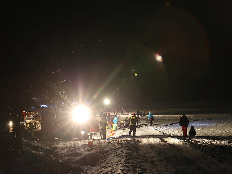 Was f&uuml;r ein Spa&szlig;: Die Rodelfans hatten in Ludwigschorgast richtig Freude an der &bdquo;Feuerwehr-&Uuml;bung&ldquo;.