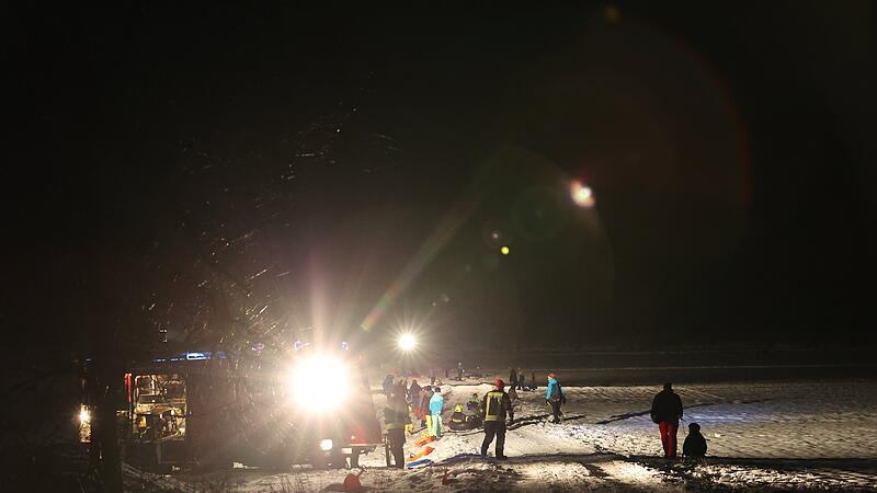 Was f&uuml;r ein Spa&szlig;: Die Rodelfans hatten in Ludwigschorgast richtig Freude an der &bdquo;Feuerwehr-&Uuml;bung&ldquo;.