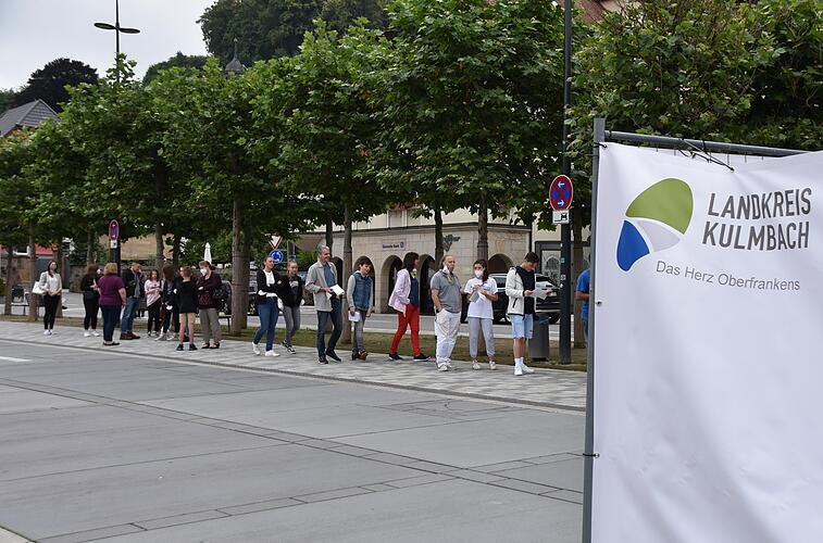 Impfaktion Leute stehen am EkuPlatz Schlange