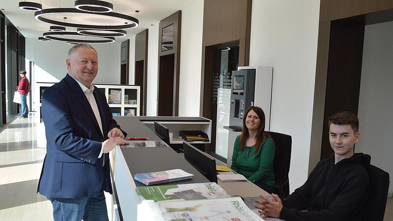 Einen Platz an der Sonne haben Melanie Morper und Lukas Deininger (im Bild mit Landrat Thomas Bold) am Service-Point der neuen Kfz.-Zulassungsstelle im Telekomgebäude (Bauteil F des Landratsamts). Einen Platz an der Sonne haben Melanie Morper und Lukas Deininger (im Bild mit Landrat Thomas Bold) am Service-Point der neuen Kfz.-Zulassungsstelle im Telekomgebäude (Bauteil F des Landratsamts).