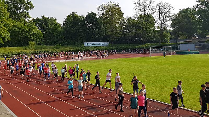 Schülerinnen und Schüler des E.T.A. Hoffmann-Gymnasiums Bamberg bei den diesjährigen Bundesjugendspielen.