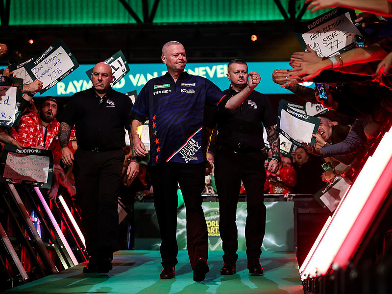 F&uuml;nfmaliger Weltmeister und bis heute eine Ikone des Dartsports: Raymond Van Barneveld z&auml;hlt zum sechsk&ouml;pfigen Aufgebot der Franken Darts Gala in Bamberg.