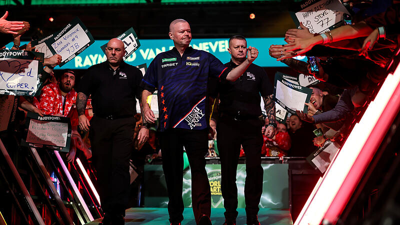 F&uuml;nfmaliger Weltmeister und bis heute eine Ikone des Dartsports: Raymond Van Barneveld z&auml;hlt zum sechsk&ouml;pfigen Aufgebot der Franken Darts Gala in Bamberg.